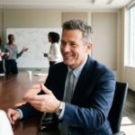 asesor corporativo dialoga con un equipo en taller