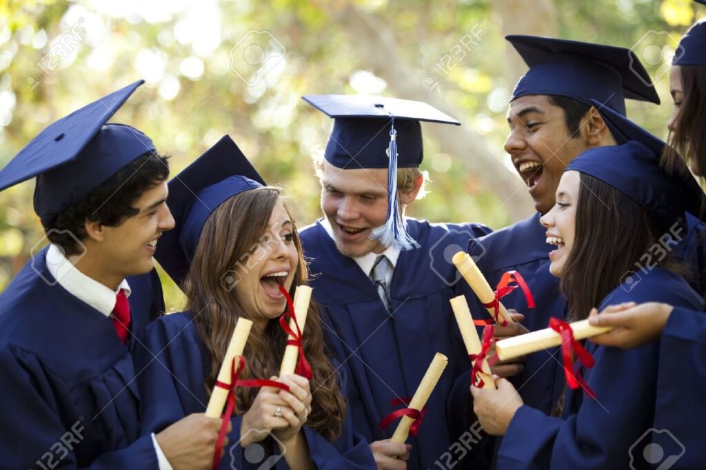 diploma y graduados sonriendo