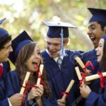 diploma y graduados sonriendo