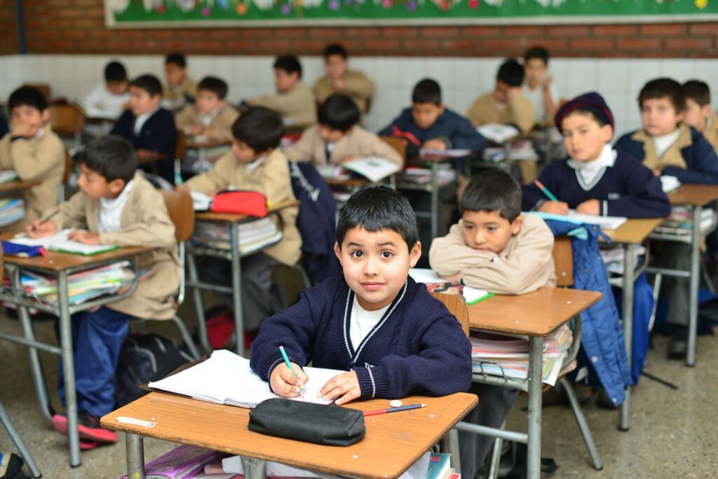 directora motivando a estudiantes