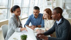 el trabajo en equipo empieza con la confianza entre personas