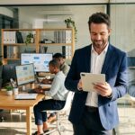empresario revisa tableta en oficina luminosa organizada
