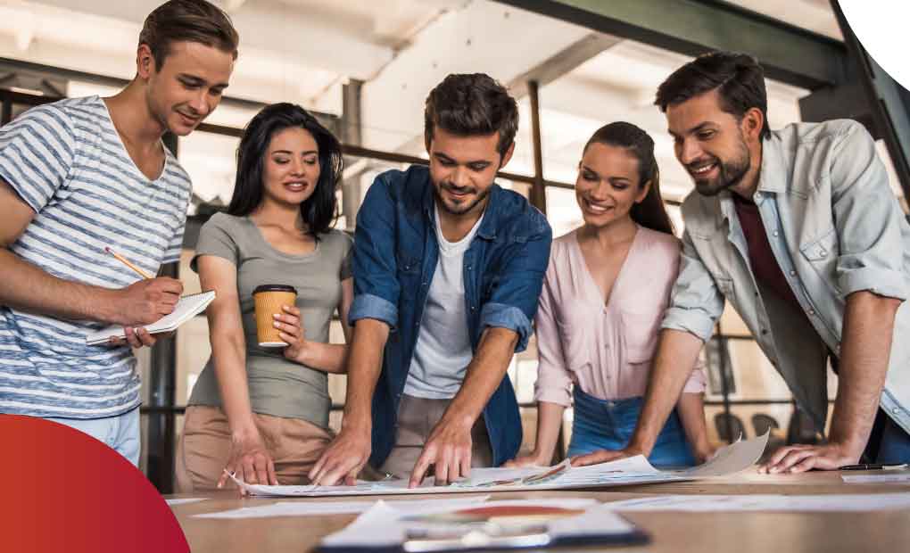 equipo de profesionales trabajando juntos