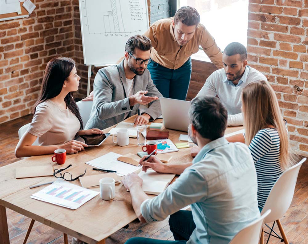 equipo trabajando juntos exitosamente