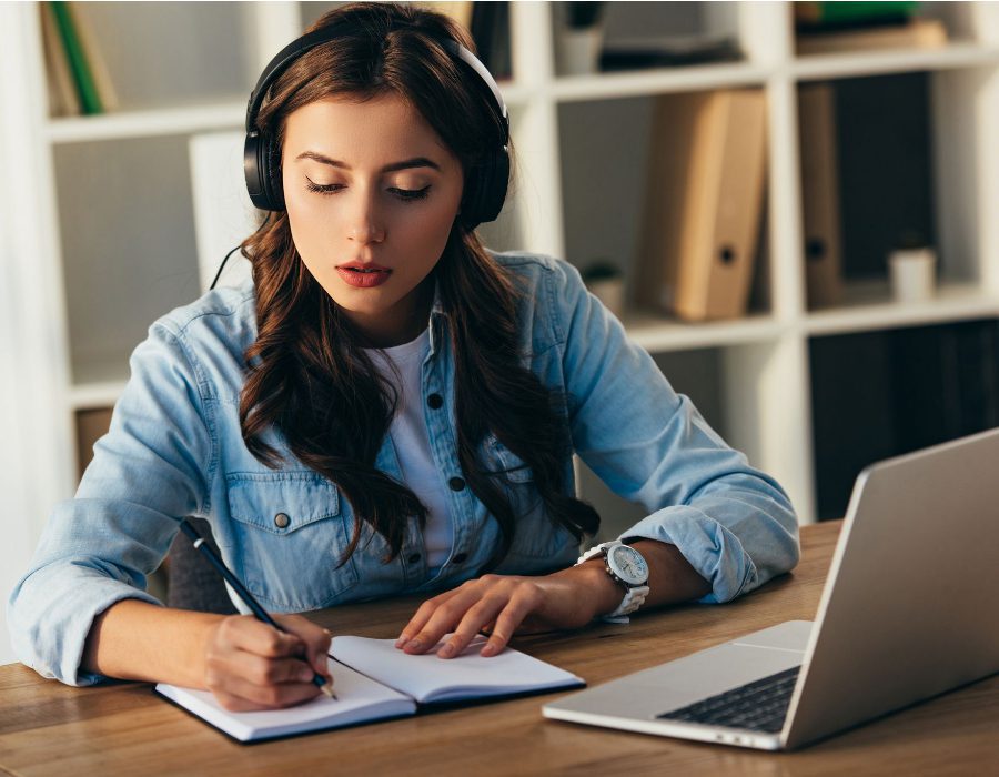 estudiante estudiando con concentracion