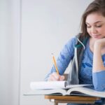 estudiante estudiando con exito