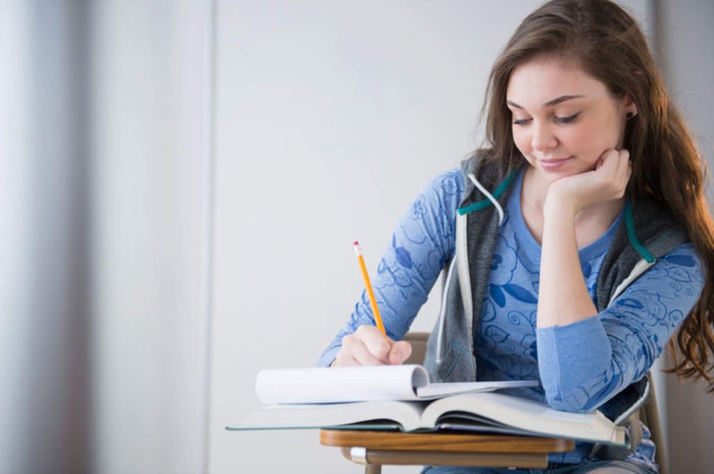 estudiante estudiando con exito