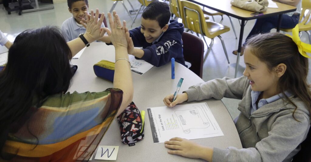 estudiantes aprendiendo y creciendo