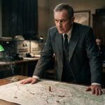 hombre decidido observa mapa en sala de control estrategica