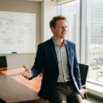 lider sonriente expone ideas ante su equipo corporativo