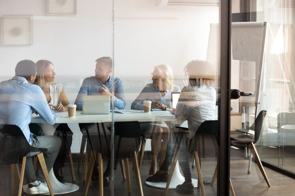 personas en reunion de trabajo