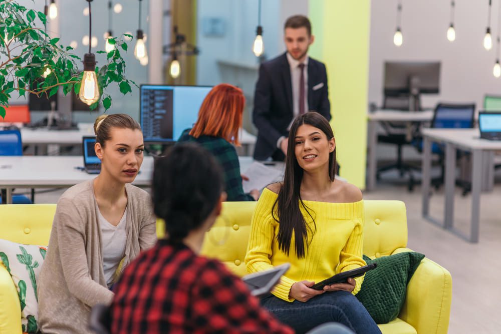 personas interactuando amigablemente en la oficina