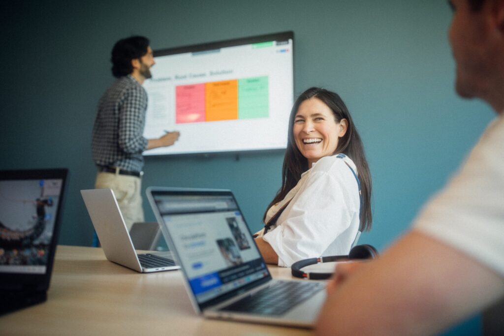 personas trabajando en equipo